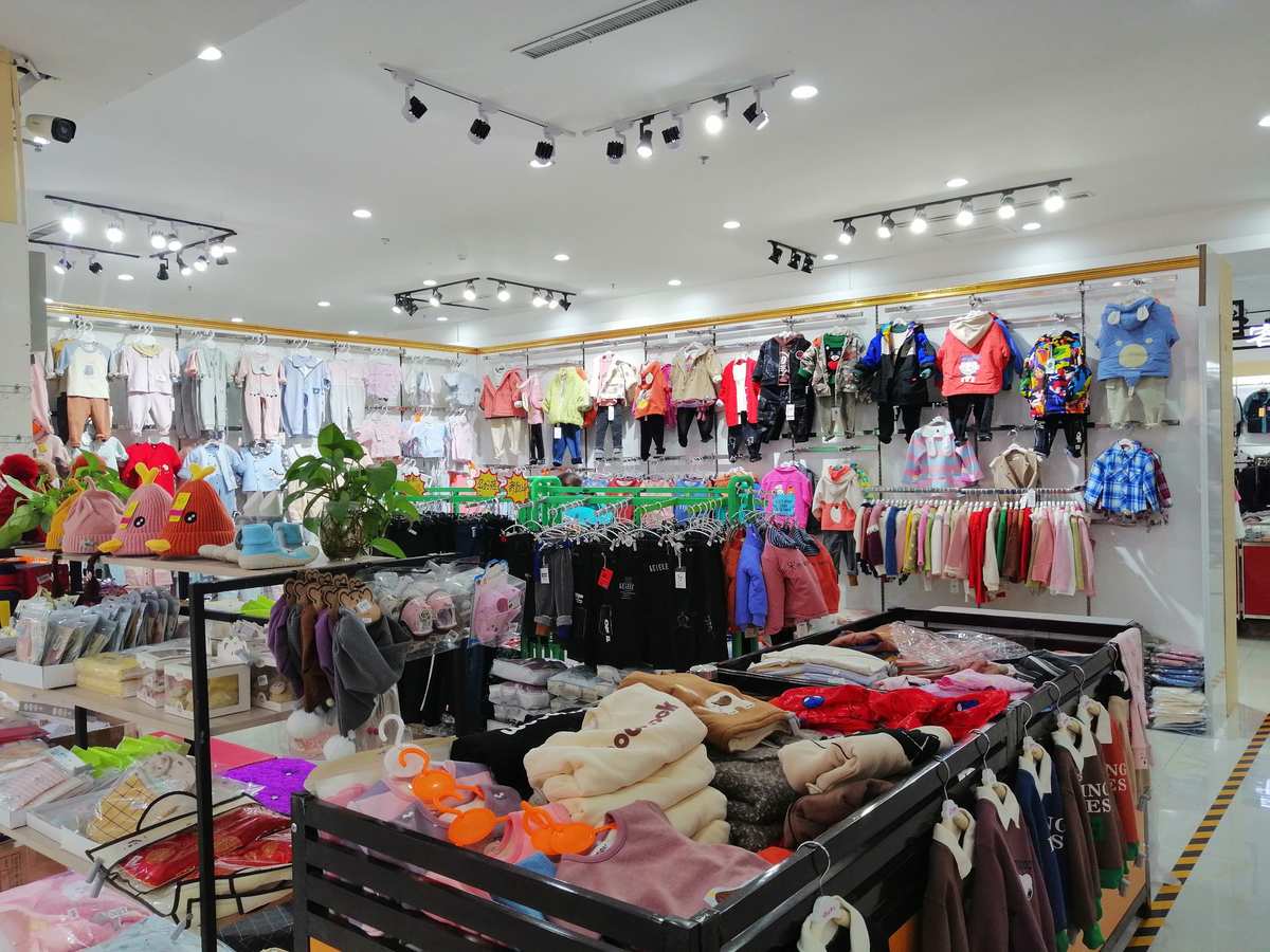 女性選擇時(shí)尚服裝零售商店在城市購(gòu)物中心, 銷(xiāo)售理念照片-.